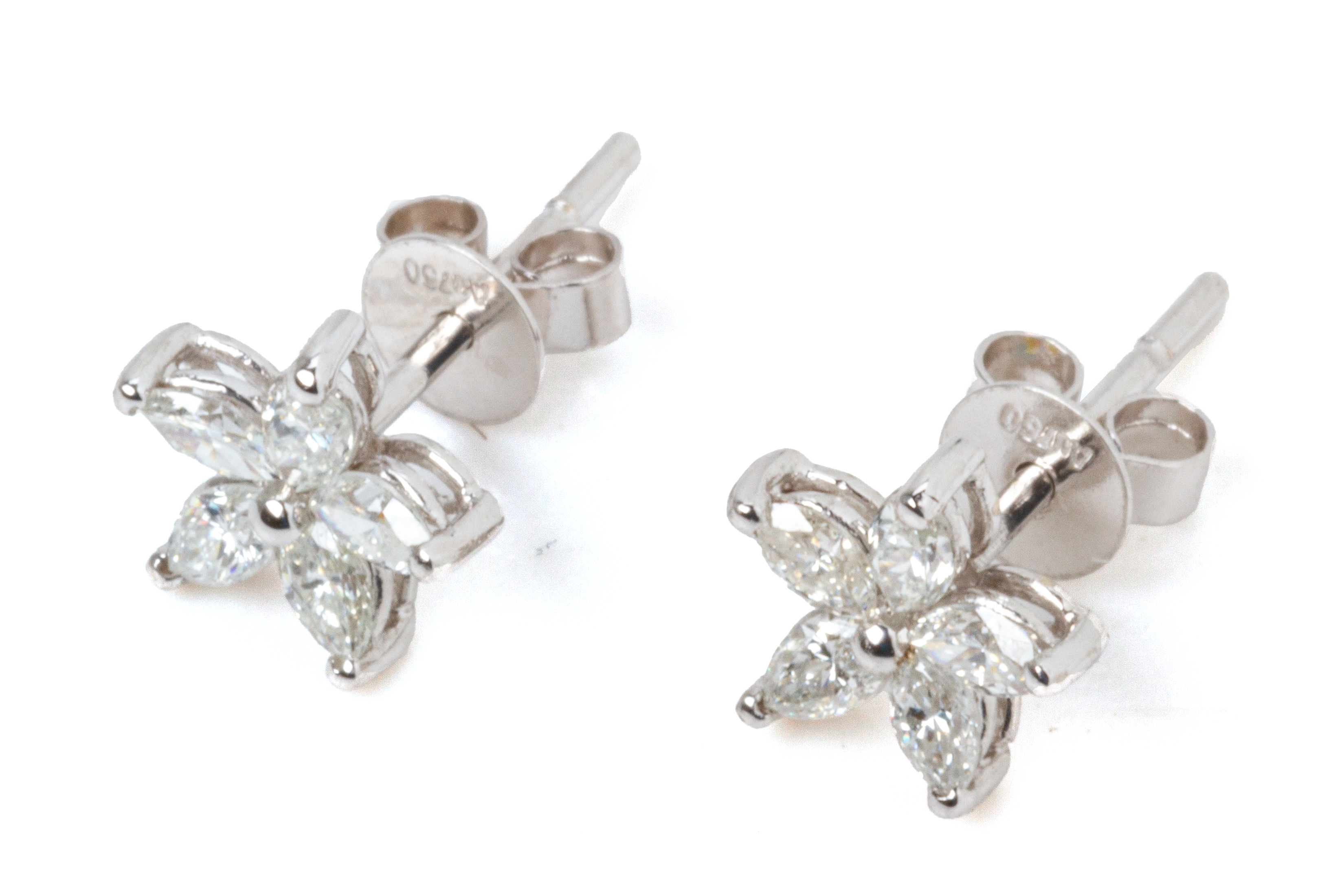 A PAIR OF DIAMOND FLOWERHEAD STUD EARRINGS