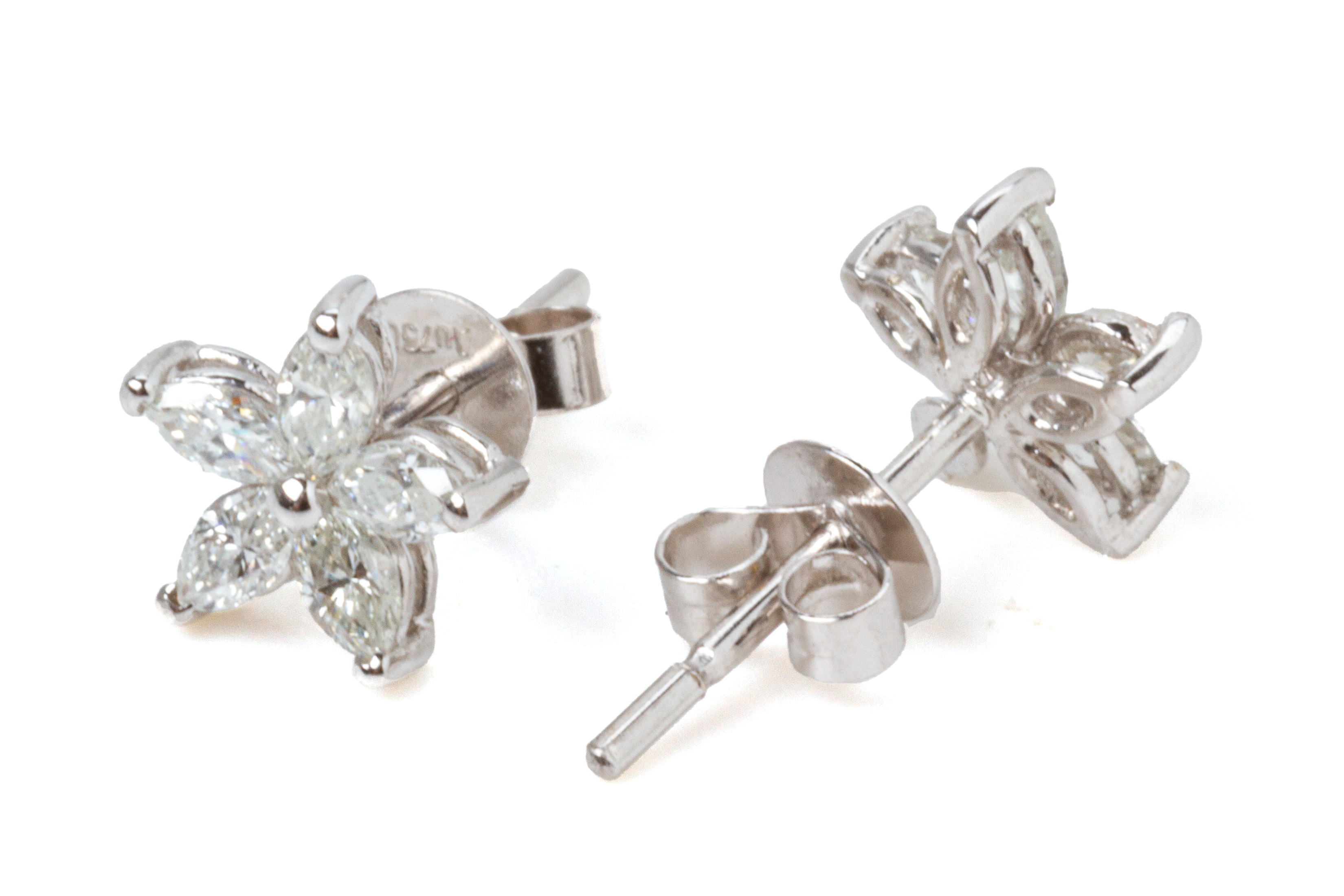 A PAIR OF DIAMOND FLOWERHEAD STUD EARRINGS - Image 3 of 3