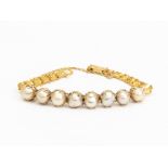 A PEARL AND GOLD BRACELET