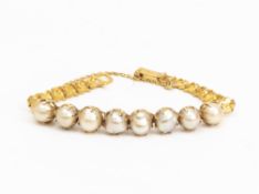 A PEARL AND GOLD BRACELET