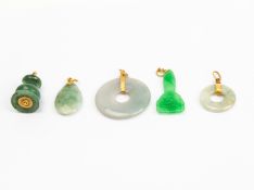 A GROUP OF FIVE ITEMS OF JADE JEWELLERY