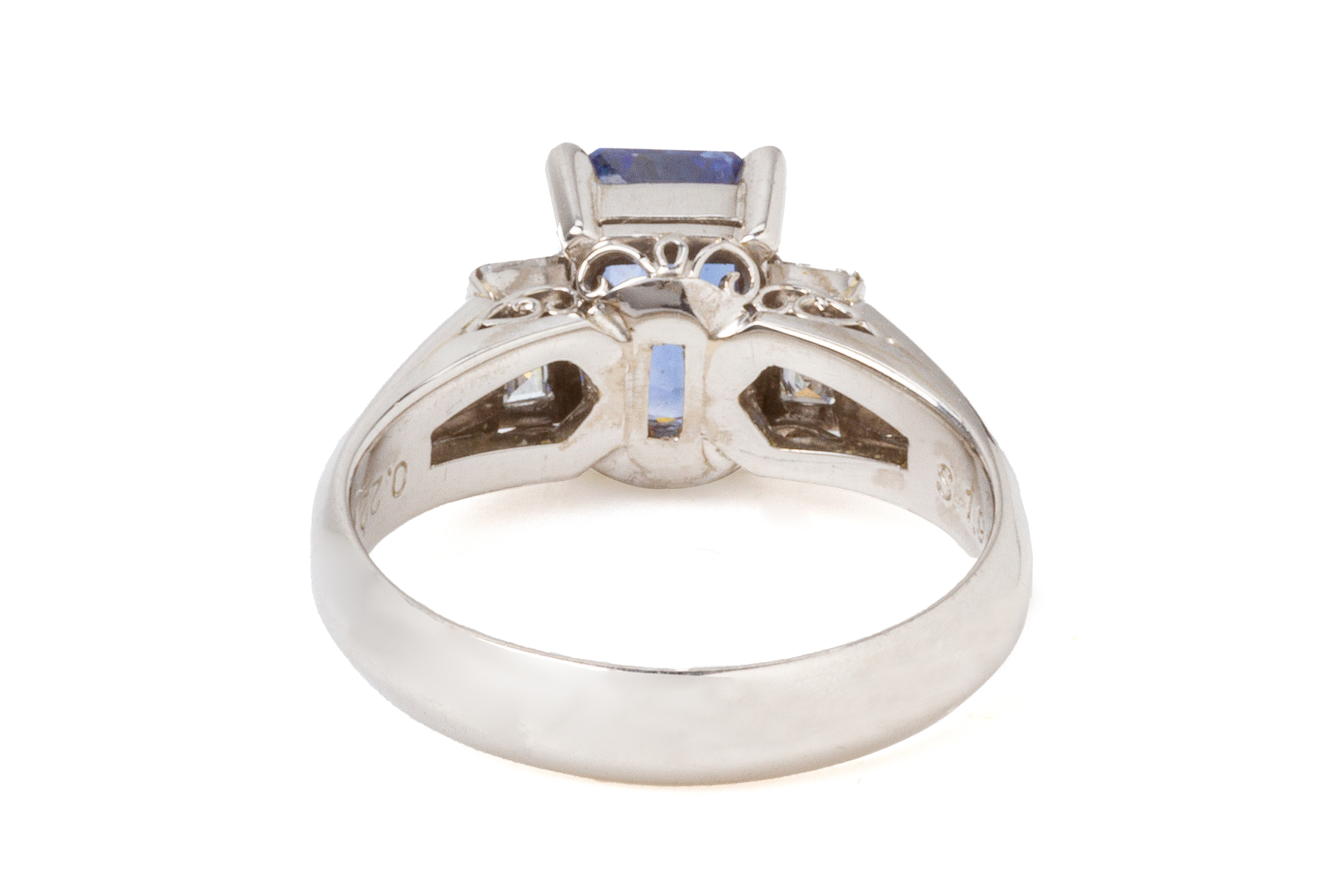 A SAPPHIRE AND DIAMOND RING - Image 4 of 4