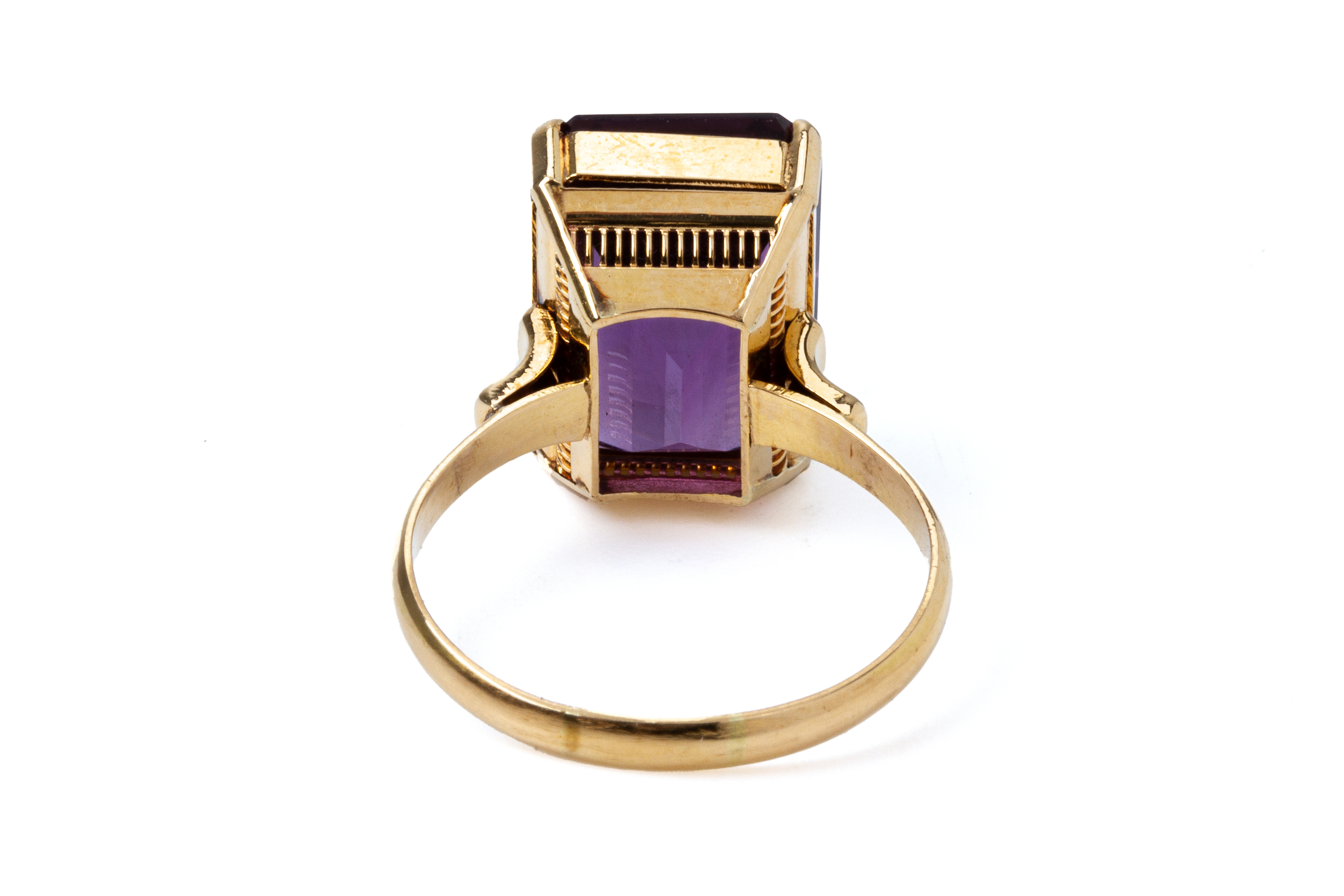 AN AMETHYST SINGLE STONE RING - Image 3 of 4