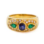A SAPPHIRE, EMERALD AND DIAMOND RING