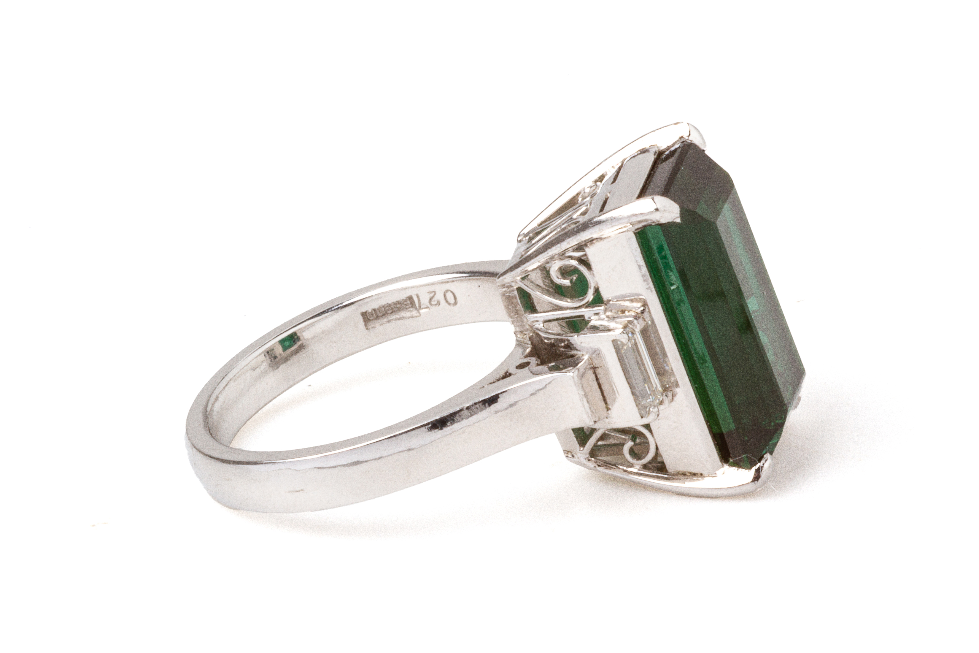 A GREEN TOURMALINE AND DIAMOND RING - Image 4 of 5