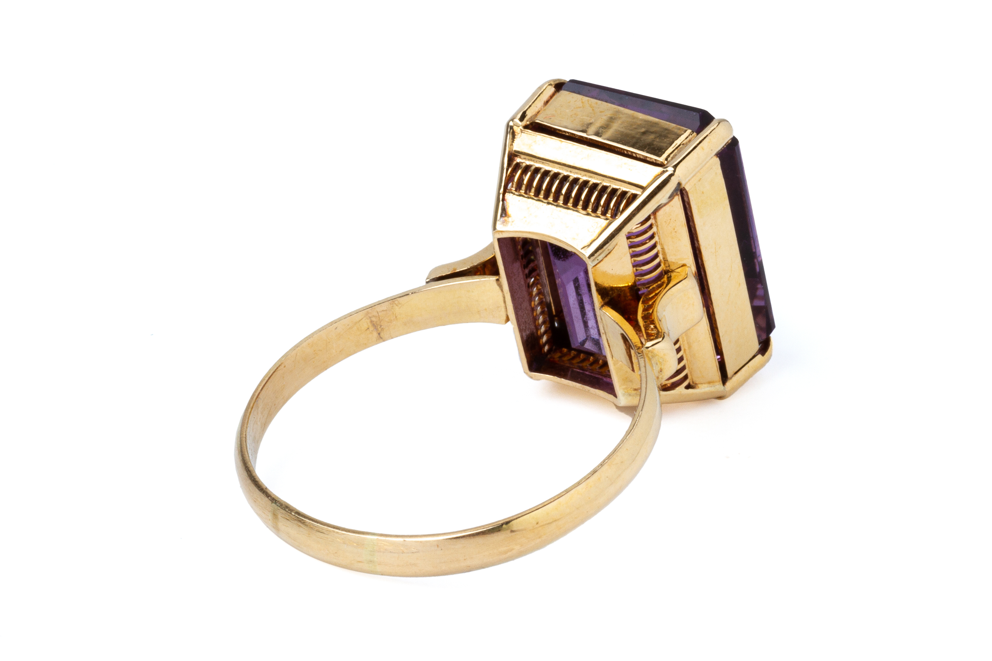 AN AMETHYST SINGLE STONE RING - Image 4 of 4