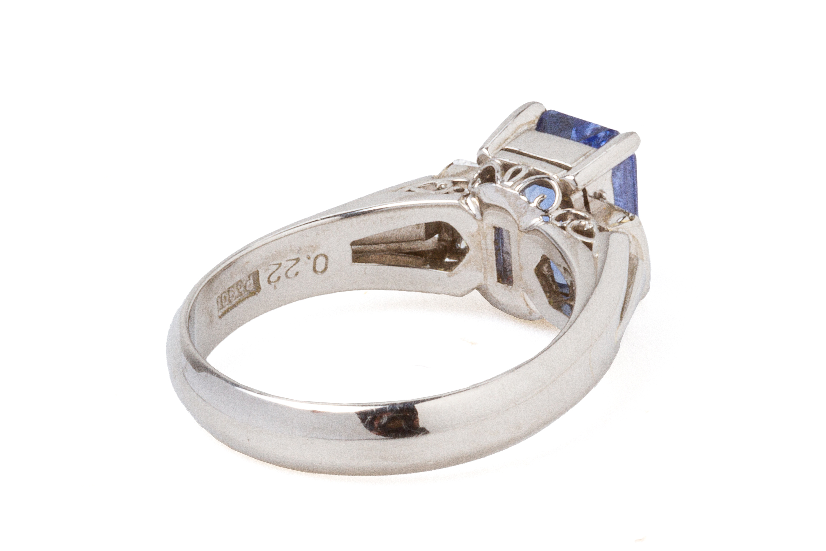 A SAPPHIRE AND DIAMOND RING - Image 3 of 4