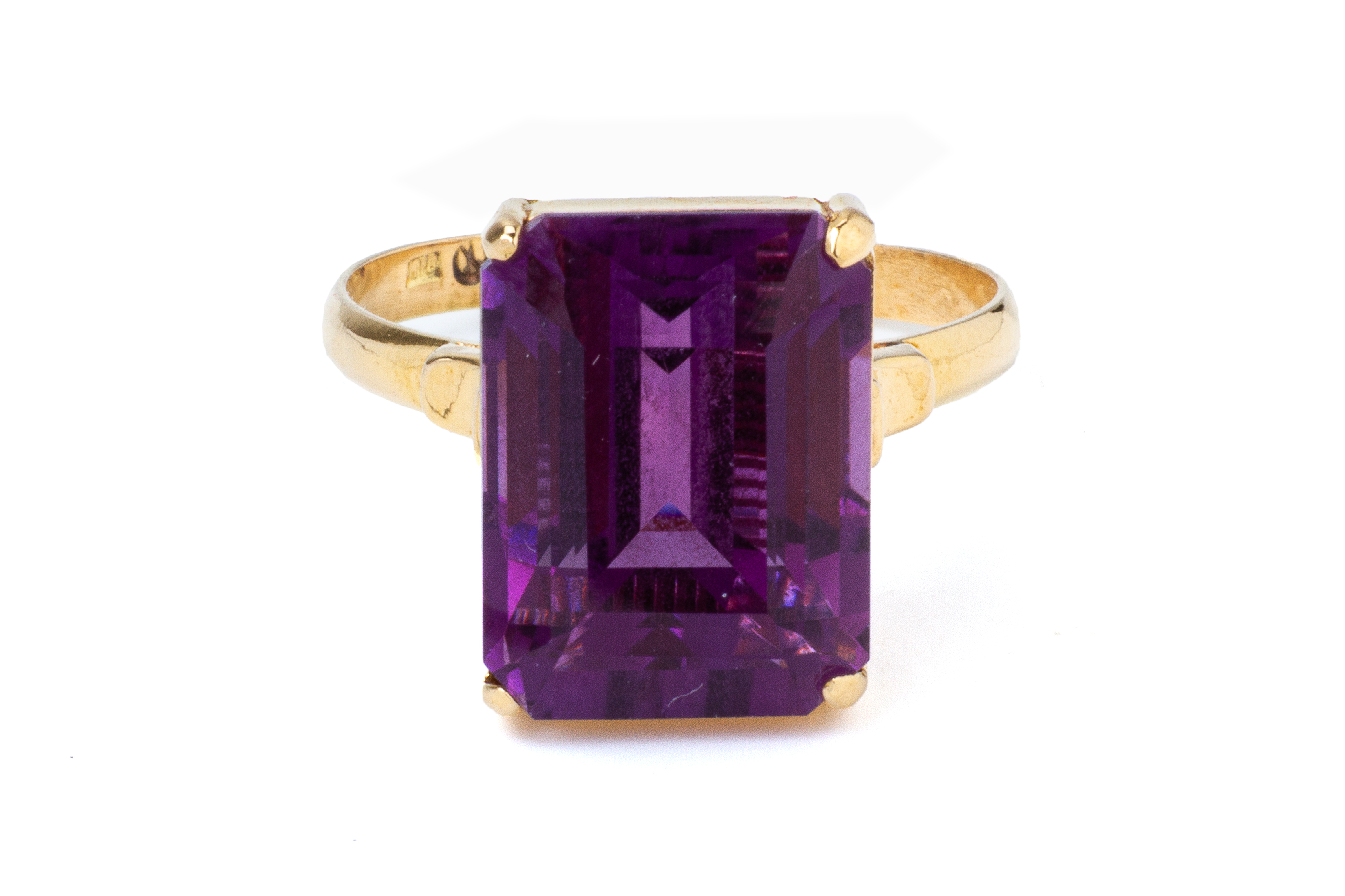 AN AMETHYST SINGLE STONE RING