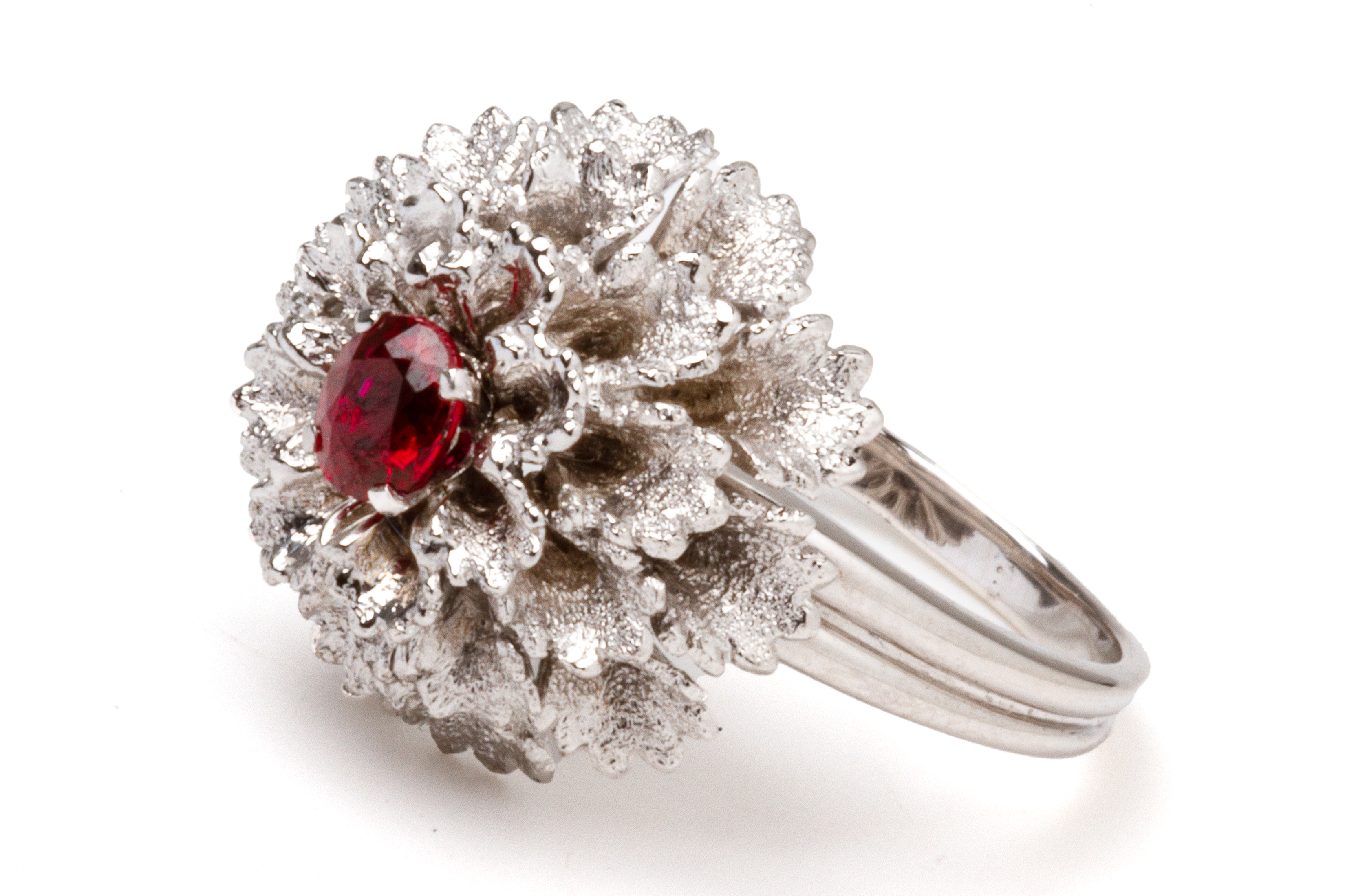 A RUBY FLOWERHEAD RING - Image 2 of 4