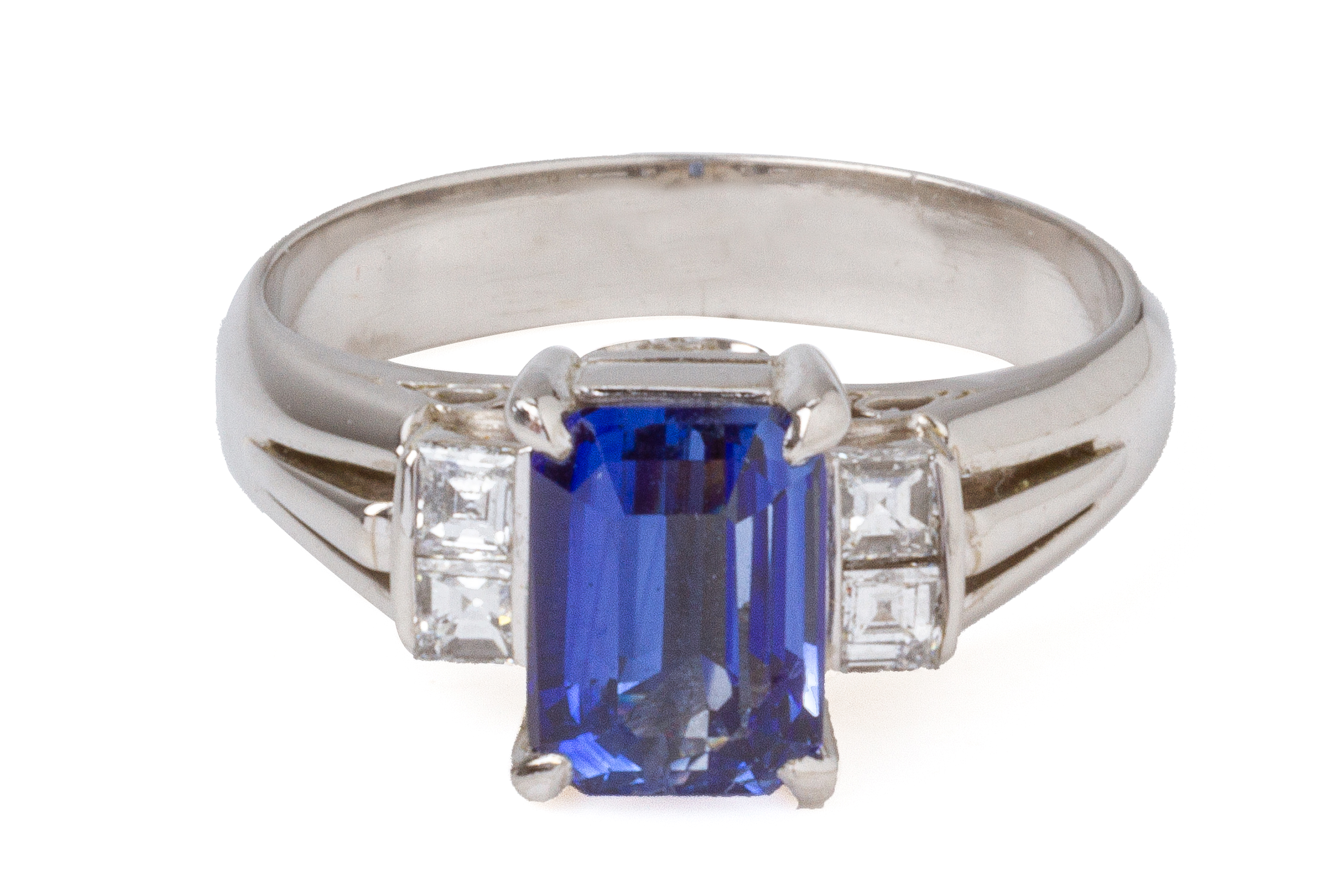 A SAPPHIRE AND DIAMOND RING