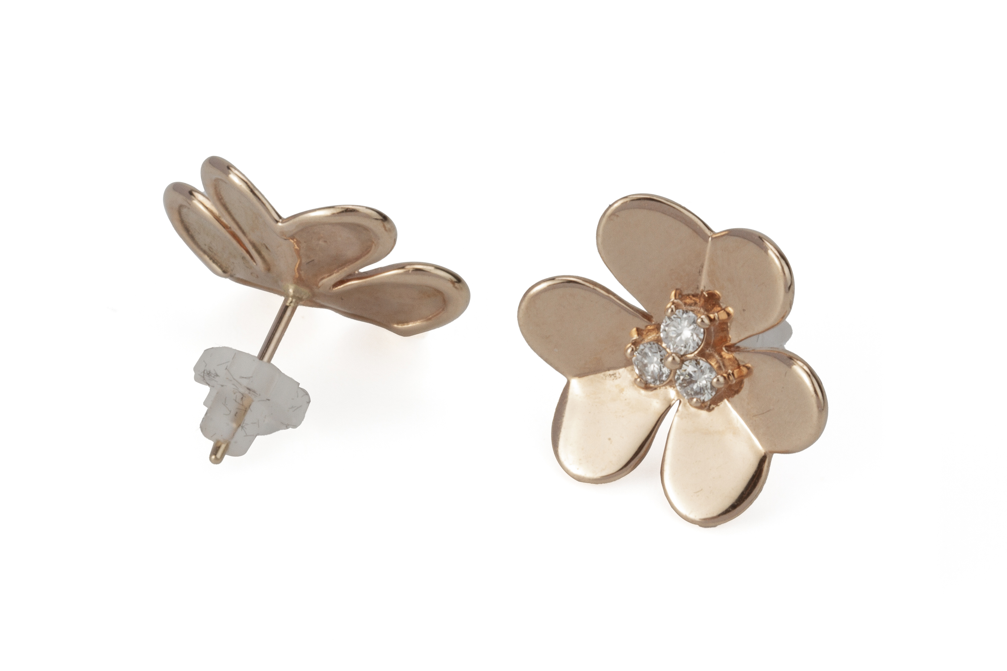 A PAIR OF GOLD AND DIAMOND FLOWER STUD EARRINGS - Image 4 of 4