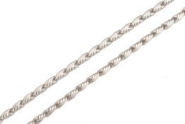 A CLAW PATTERNED PLATINUM NECKLACE