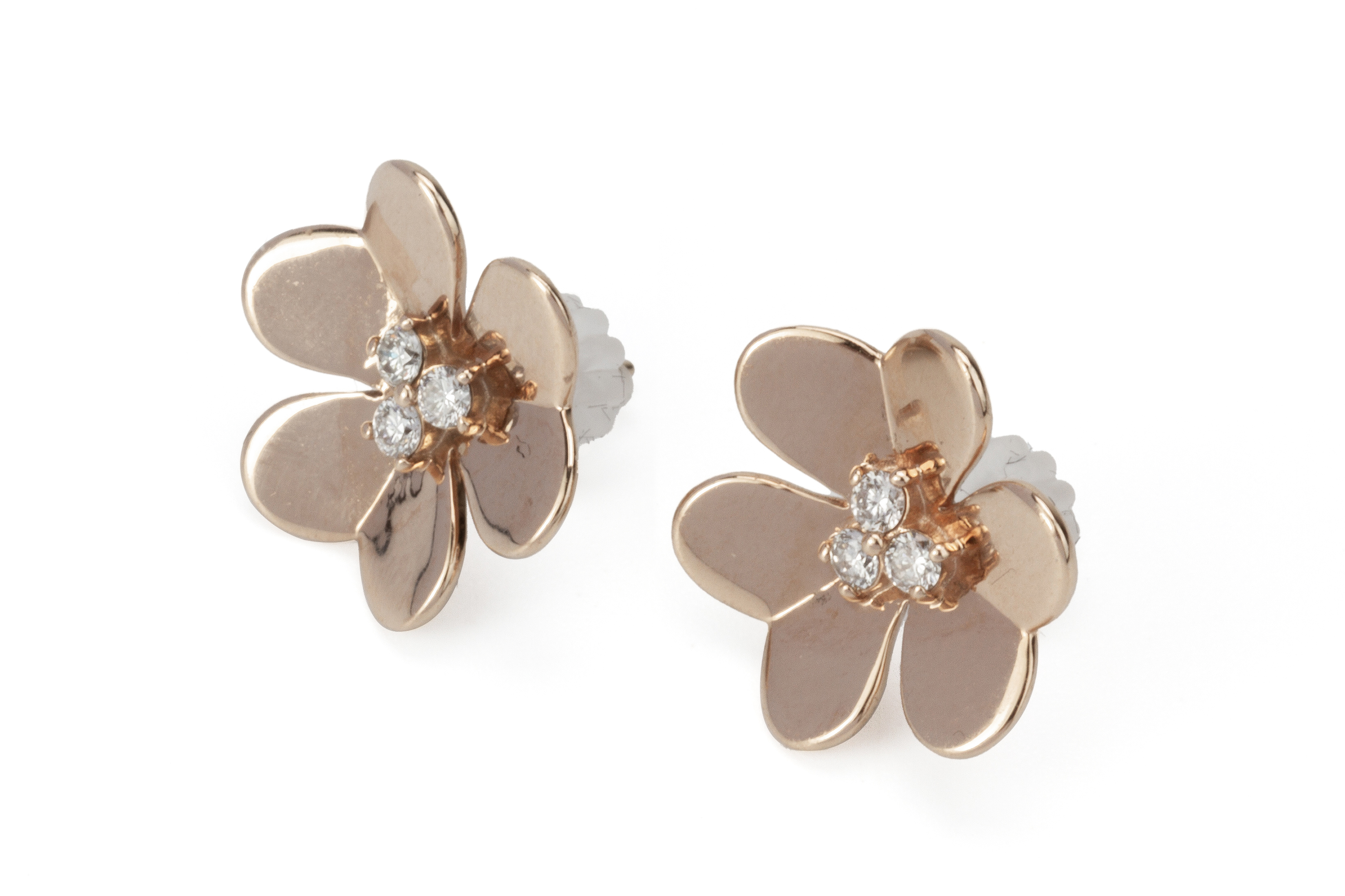 A PAIR OF GOLD AND DIAMOND FLOWER STUD EARRINGS - Image 3 of 4