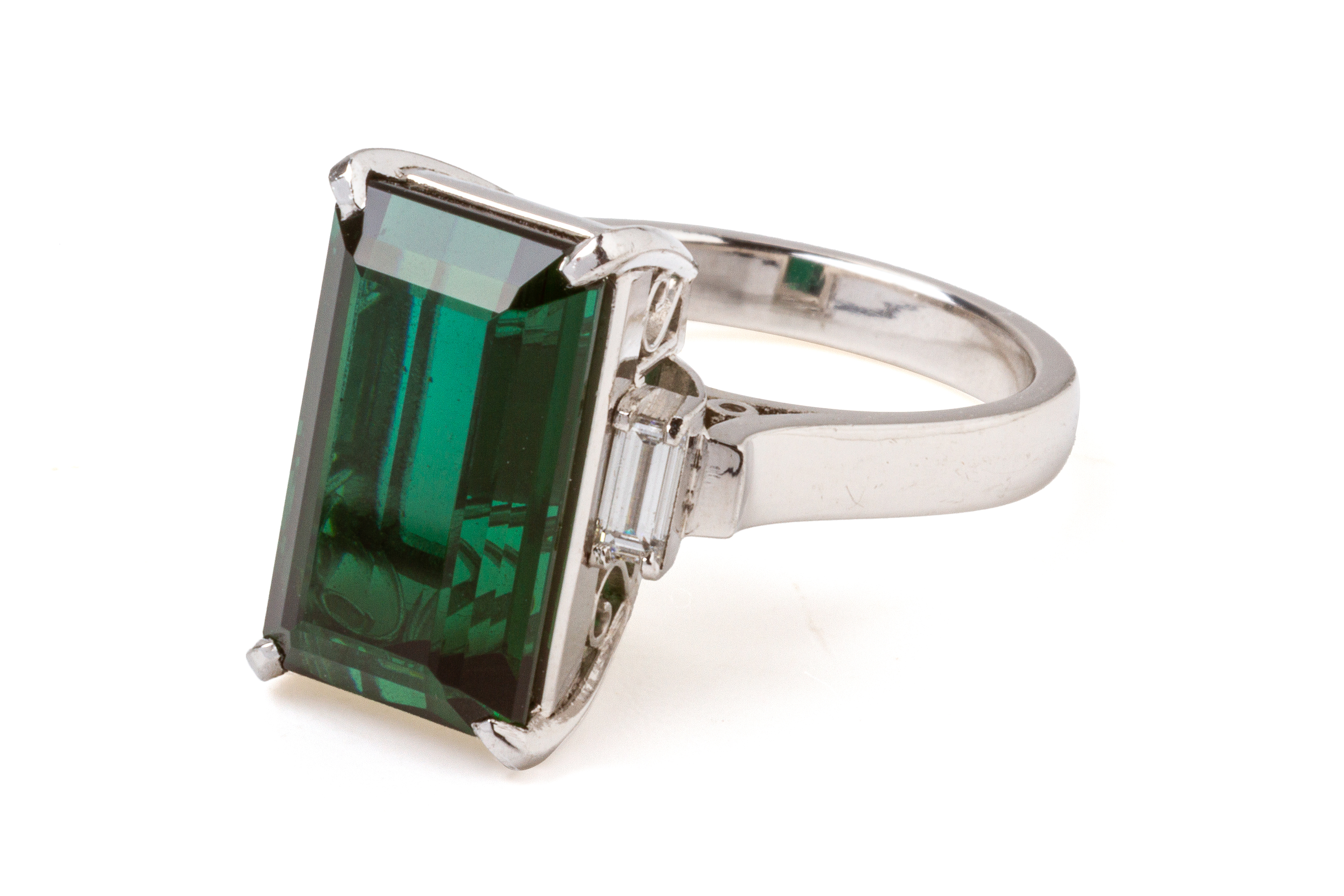 A GREEN TOURMALINE AND DIAMOND RING - Image 2 of 5