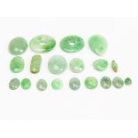 A GROUP OF LOOSE JADE ITEMS
