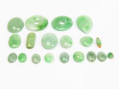 A GROUP OF LOOSE JADE ITEMS