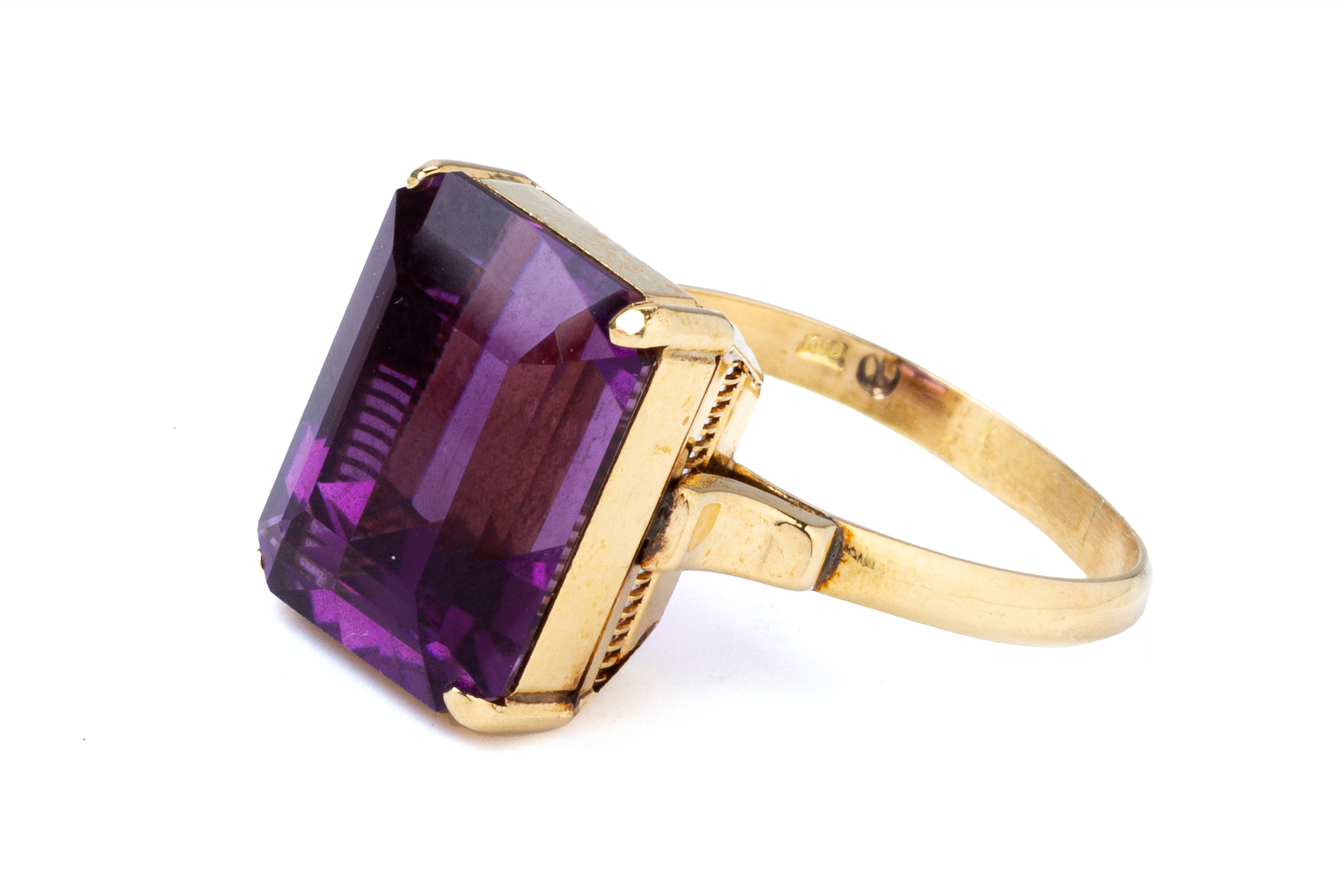 AN AMETHYST SINGLE STONE RING - Image 2 of 4