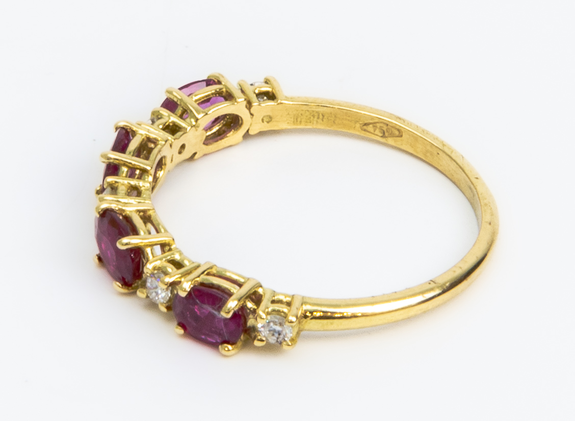 A RUBY AND DIAMOND RING - Image 2 of 3