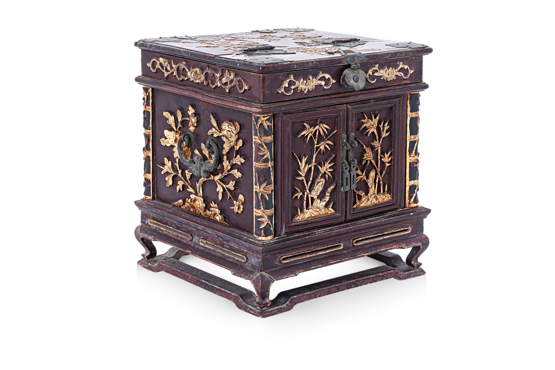 A CARVED AND PARCEL GILT VANITY OR JEWELLERY BOX