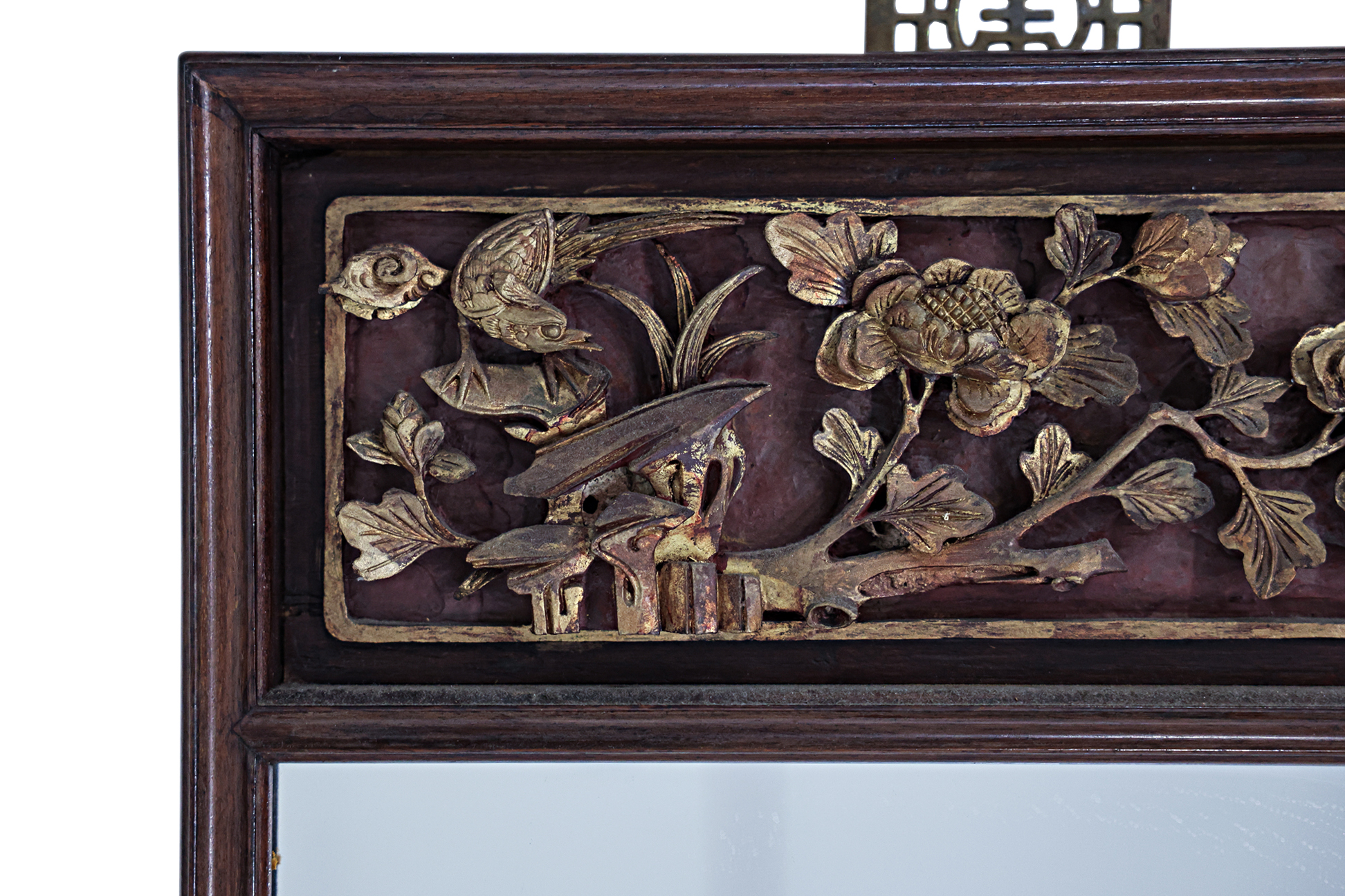 A CARVED WOOD AND PARCEL GILT WALL MIRROR - Image 2 of 2