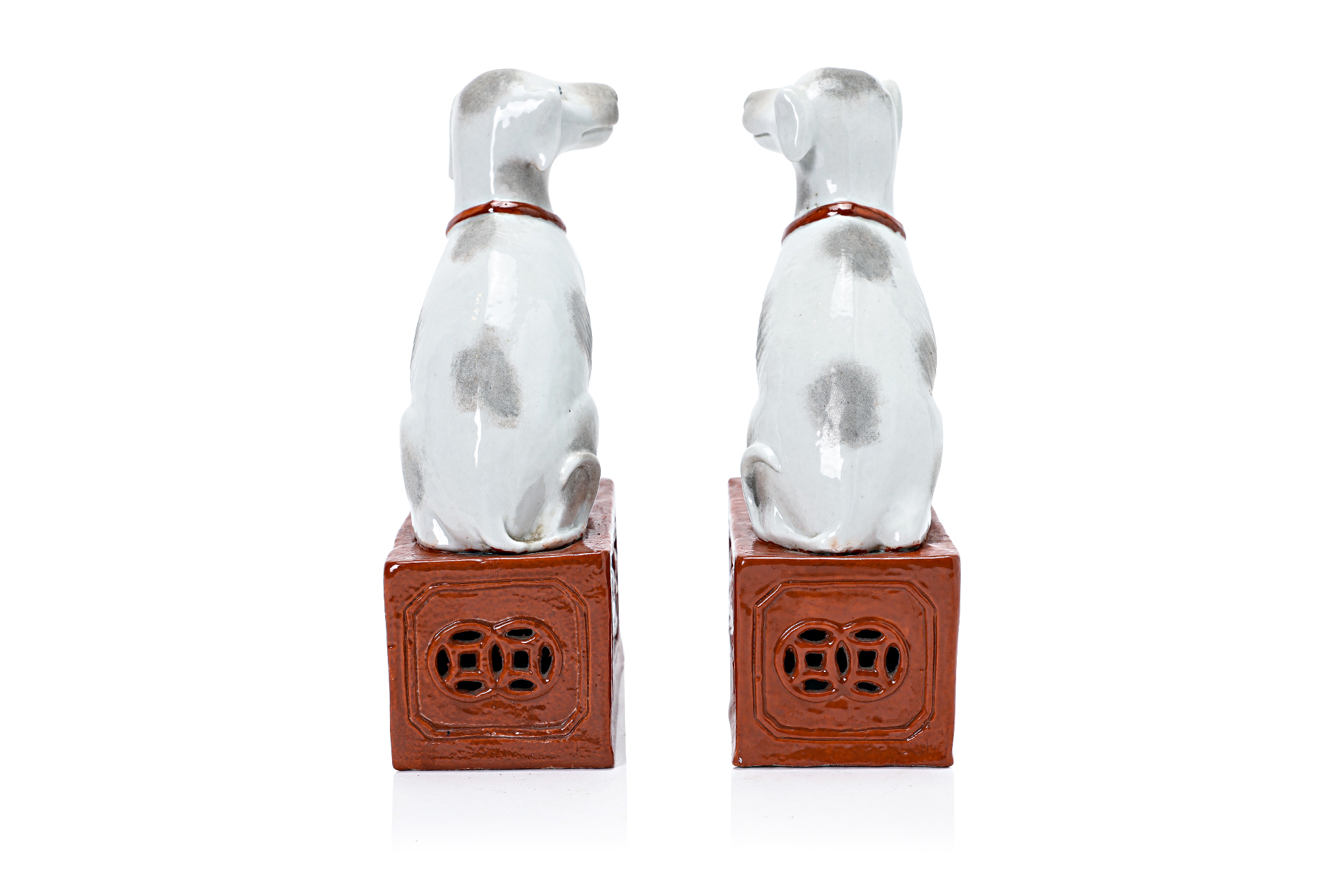 A PAIR OF CHINESE PORCELAIN MODELS OF DOGS - Image 3 of 4