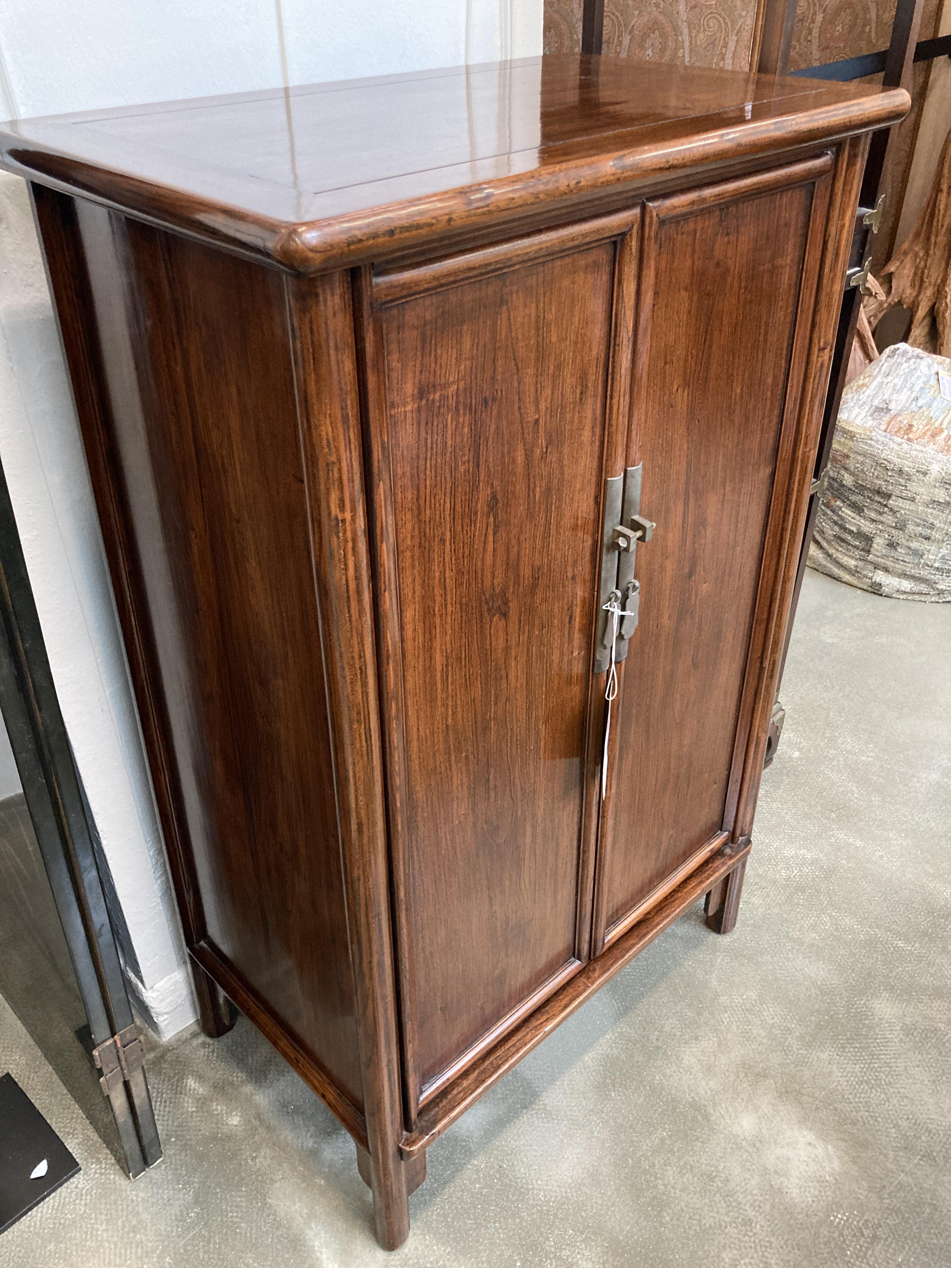 A SMALL CHINESE ELM ROUND CORNER TAPERING CABINET - Image 4 of 26
