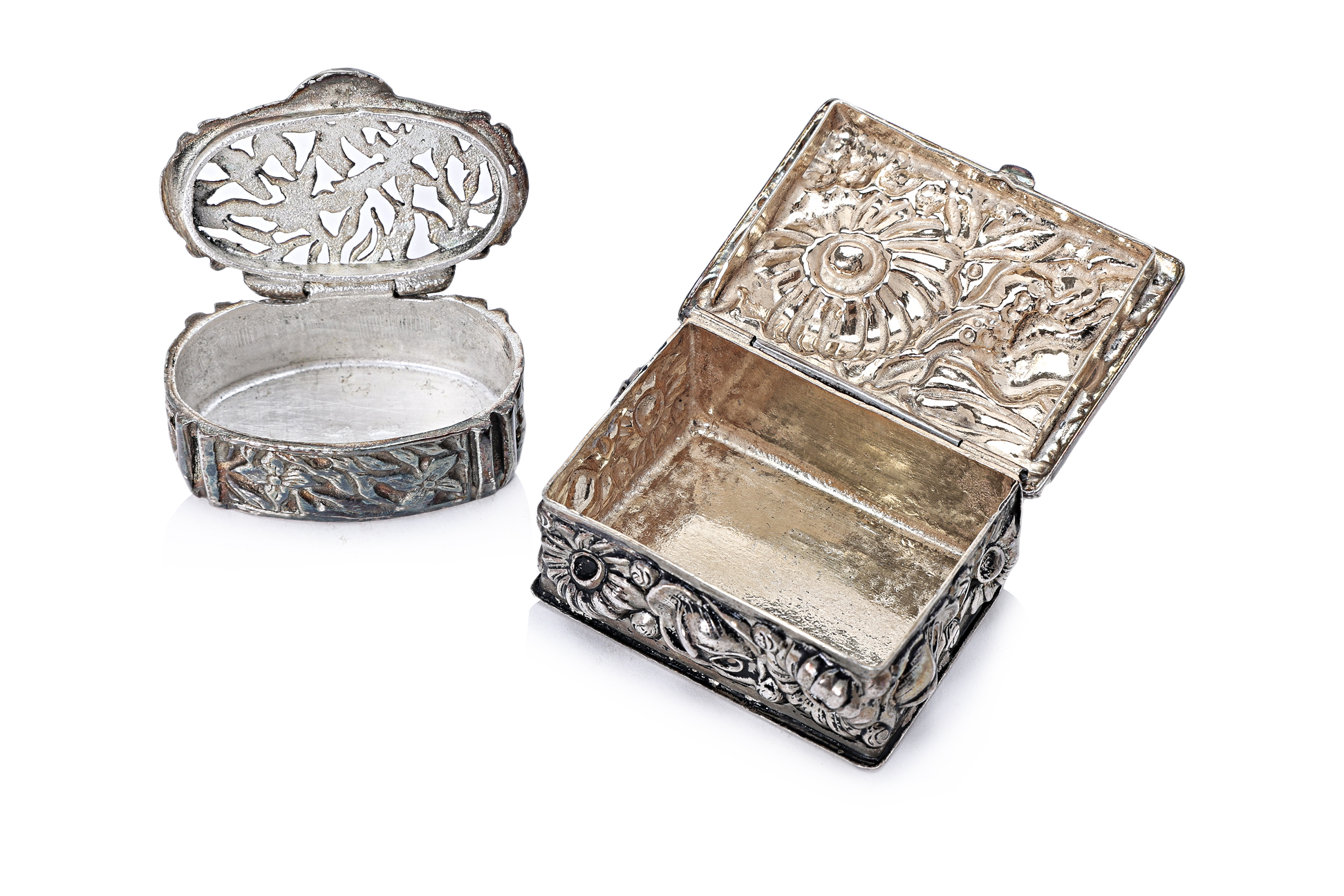 A GROUP OF THREE SILVER PILL BOXES - Image 3 of 3