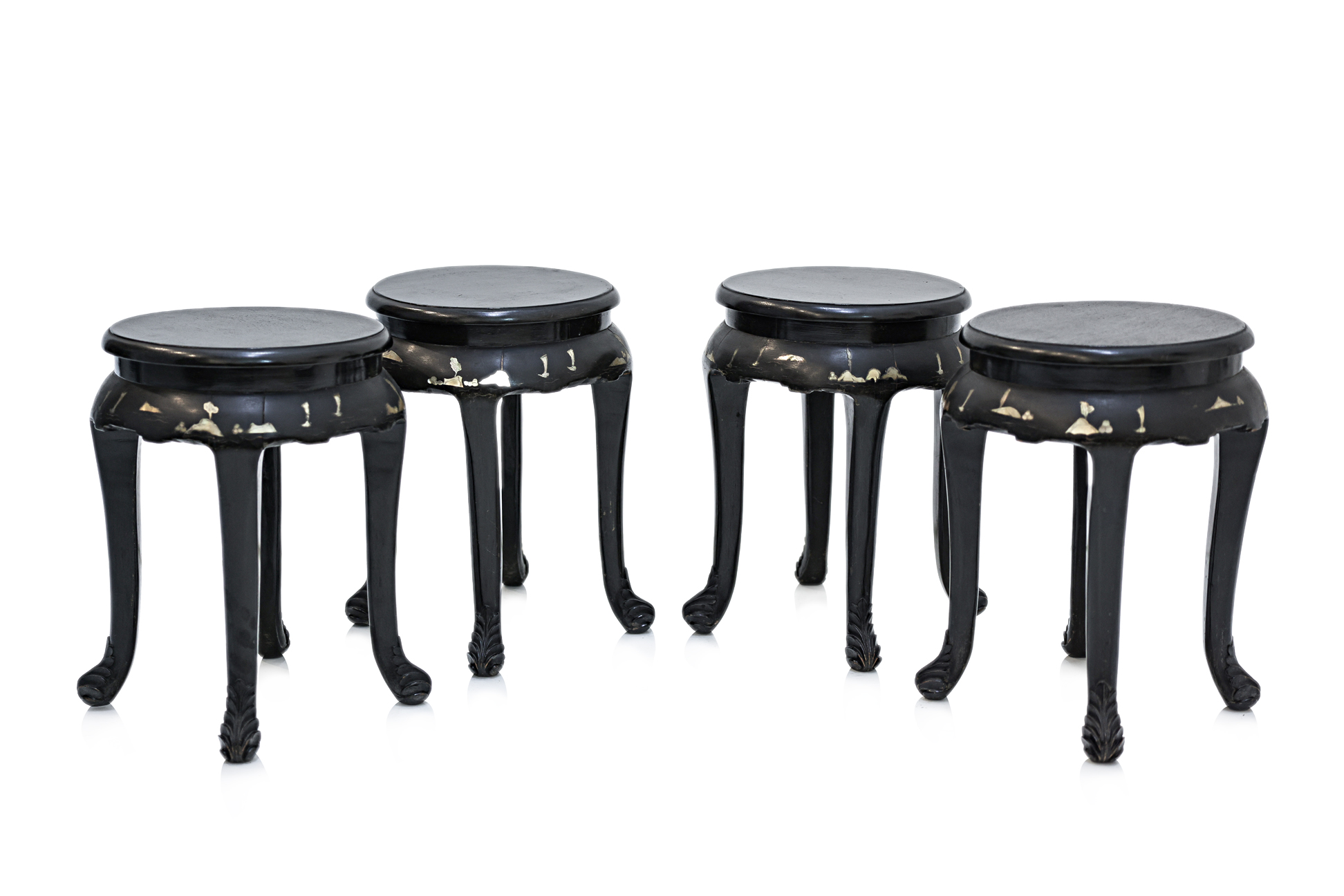 A MOTHER OF PEARL INLAID CIRCULAR TABLE AND FOUR STOOLS - Image 4 of 4