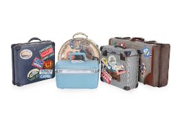 A GROUP OF FIVE VINTAGE SUITCASES / LUGGAGE