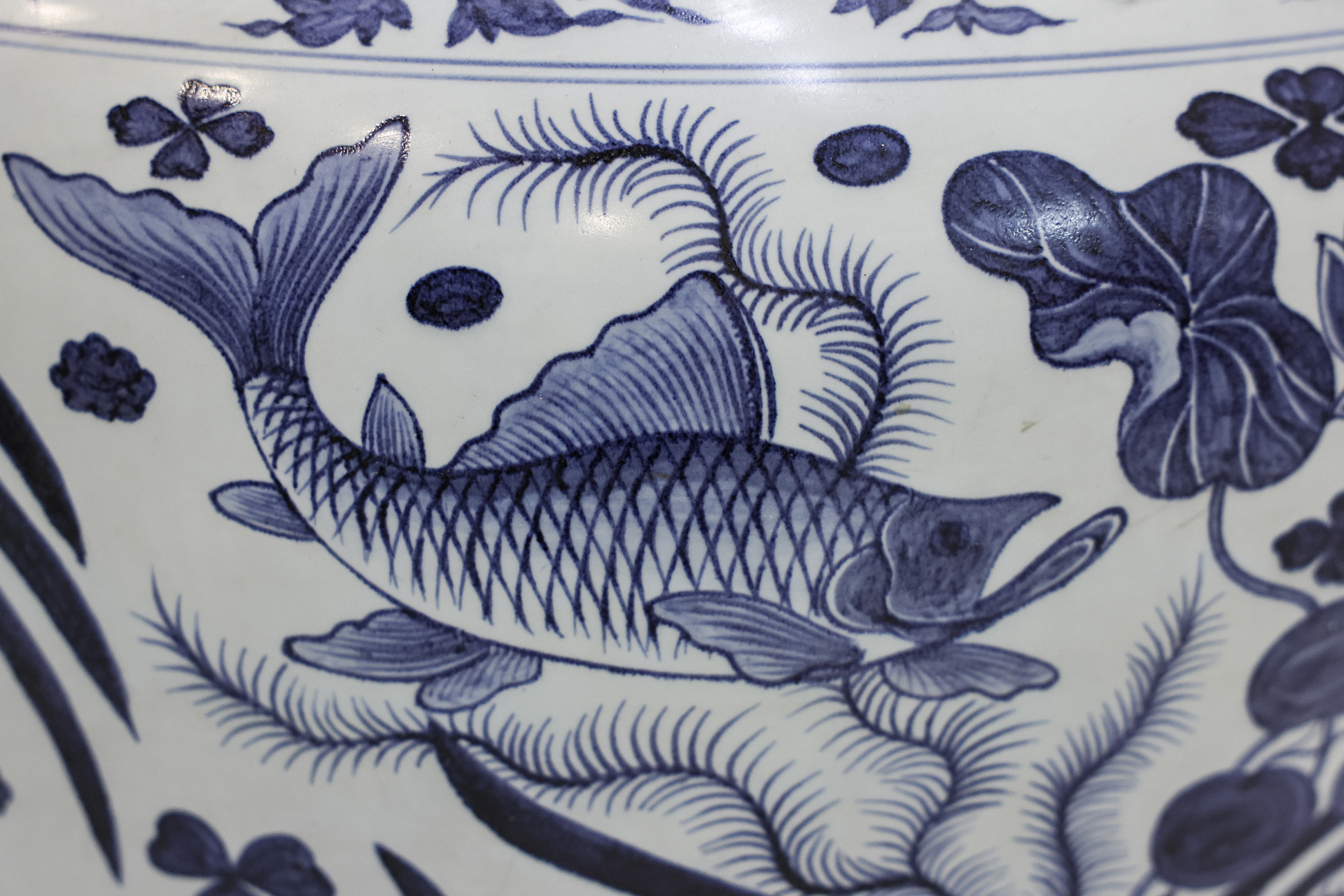 A VERY LARGE BLUE AND WHITE PORCELAIN FISH JAR - Image 2 of 3