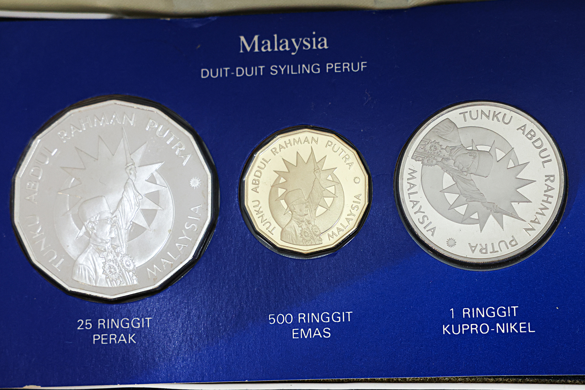 MALAYSIA 1982 25TH ANNIVERSARY 1/25/500 RINGGIT PROOF SET - Image 2 of 2