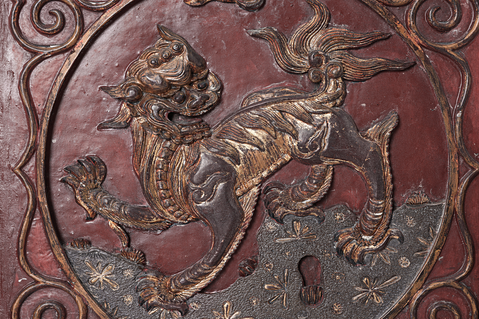 A CARVED AND PARCEL GILT WOOD TABLE SCREEN - Image 3 of 3
