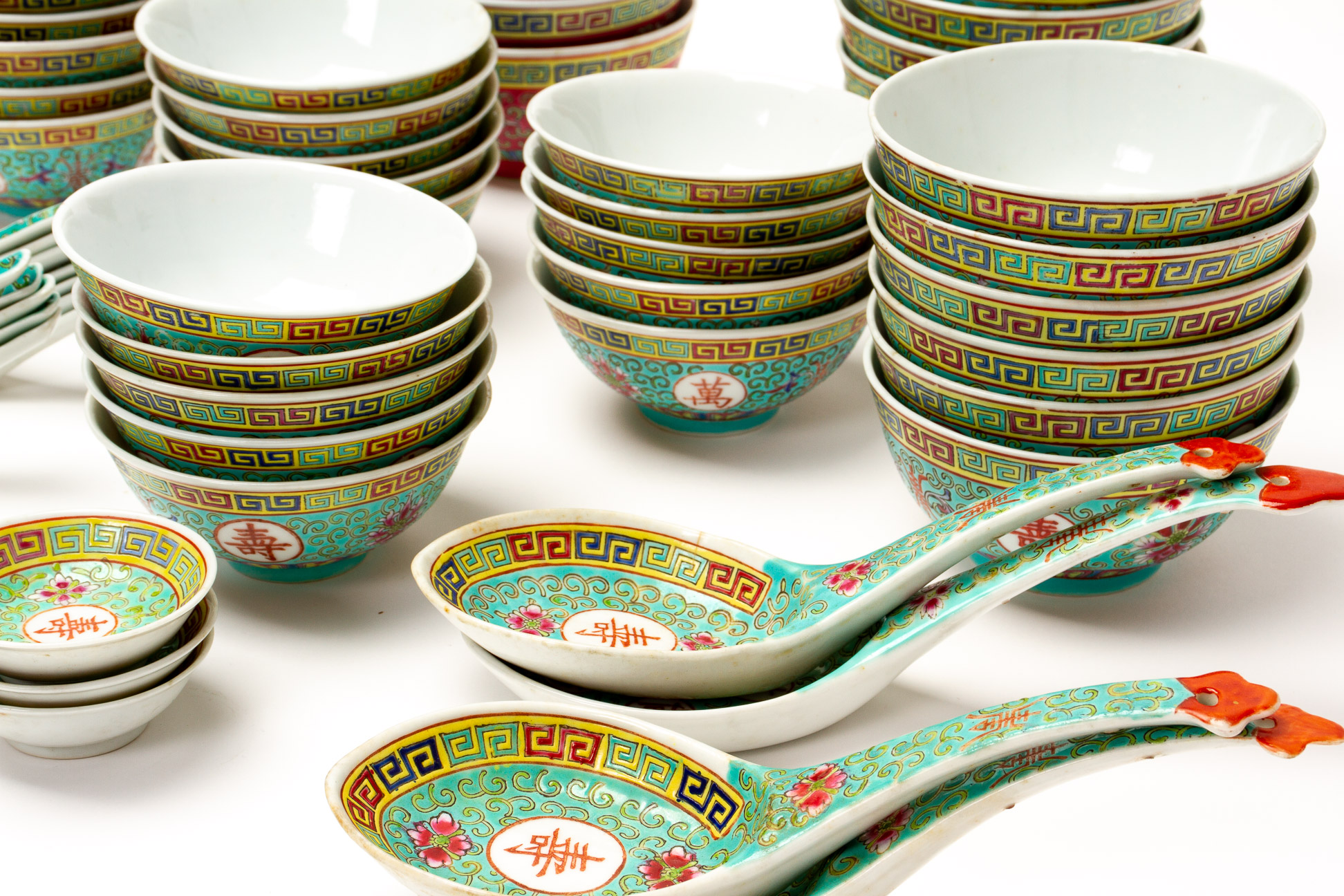 A GROUP OF CHINESE TURQUOISE AND RUBY GROUND DINNER WARES - Image 2 of 4