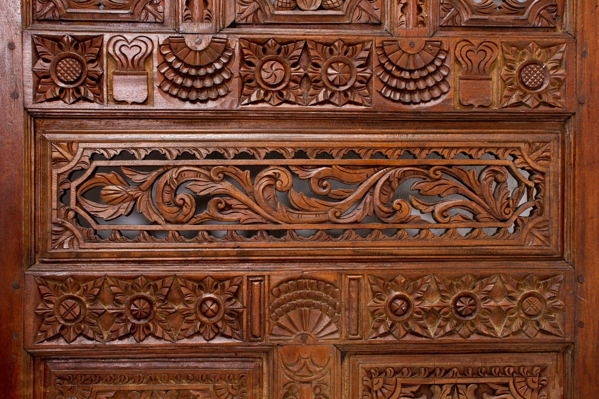 A PAIR OF LARGE CARVED TEAK DOORS - Image 4 of 4