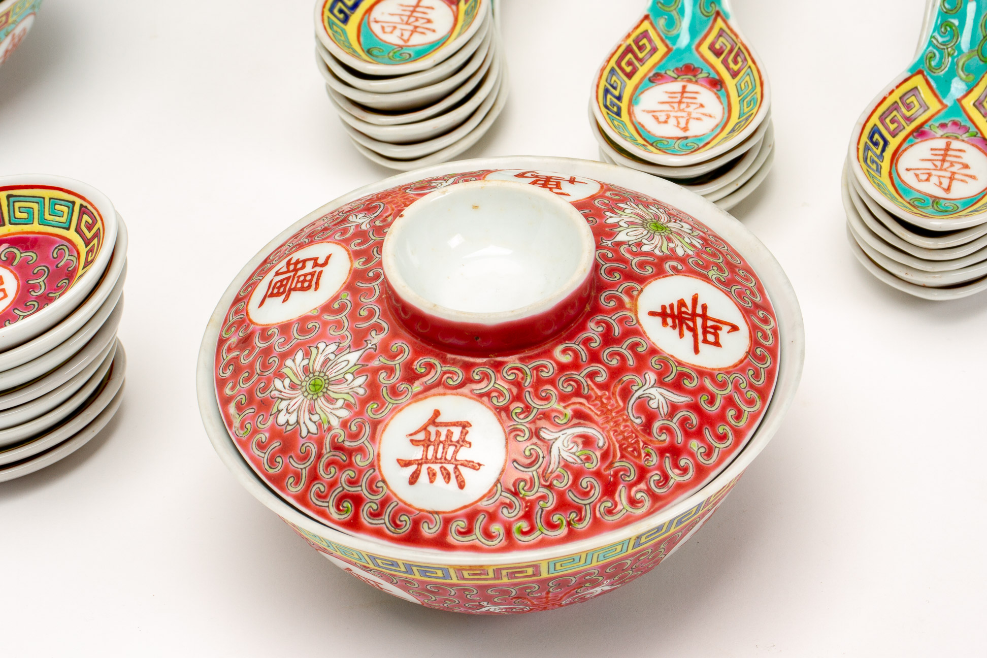 A GROUP OF CHINESE TURQUOISE AND RUBY GROUND DINNER WARES - Image 3 of 4