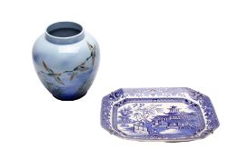 A VINTAGE FALCON WARE VASE AND A WILLOW PATTERN SERVING DISH