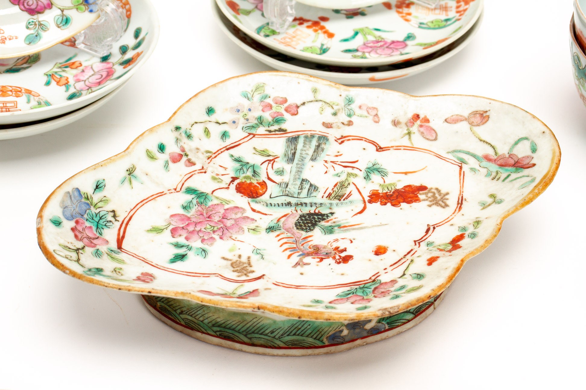 A GROUP OF FAMILLE ROSE PORCELAIN ITEMS - Image 2 of 7