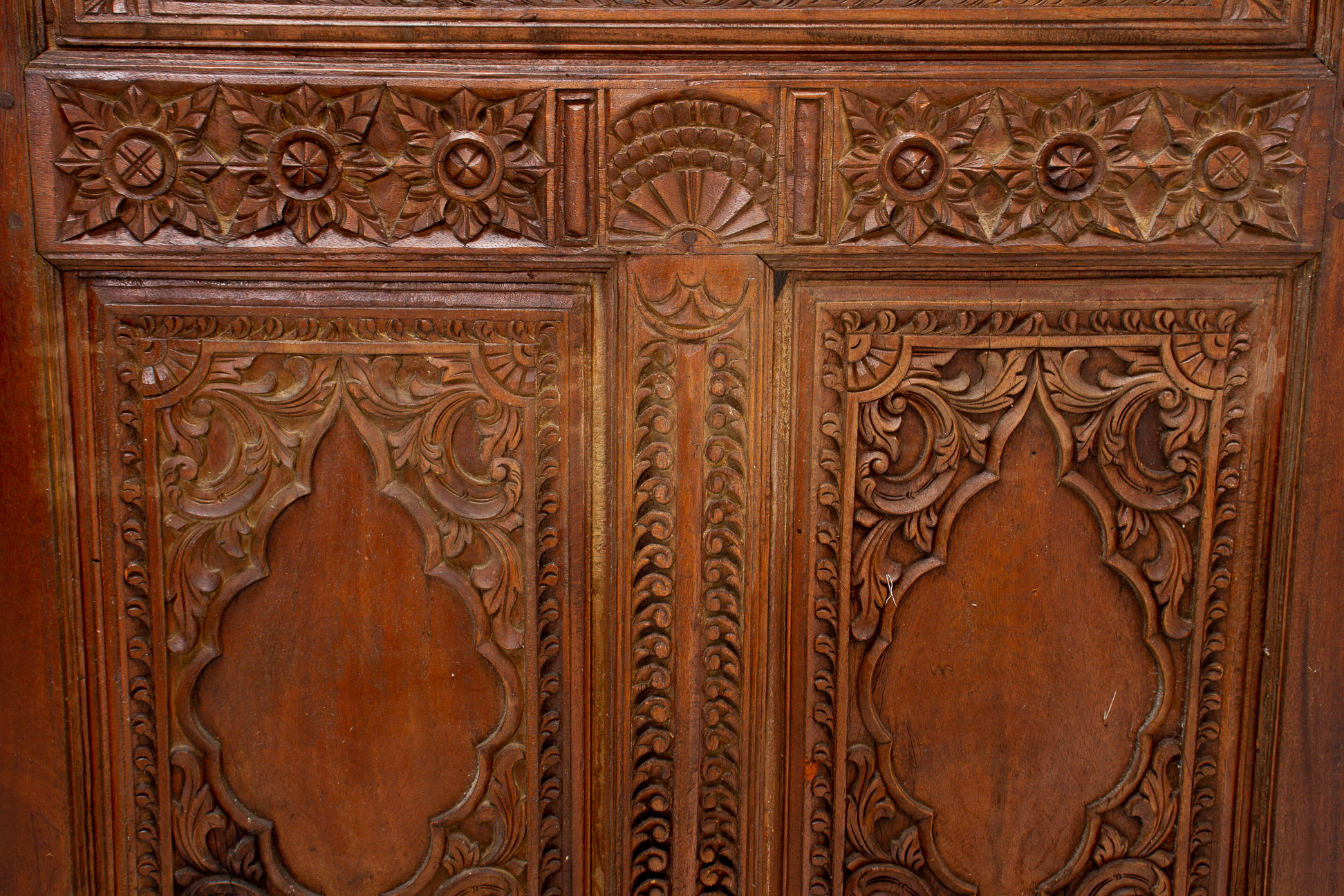 A PAIR OF LARGE CARVED TEAK DOORS - Image 3 of 4