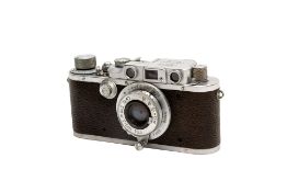 A VINTAGE LEICA CAMERA AND ACCESSORIES, IN LEATHER CASE