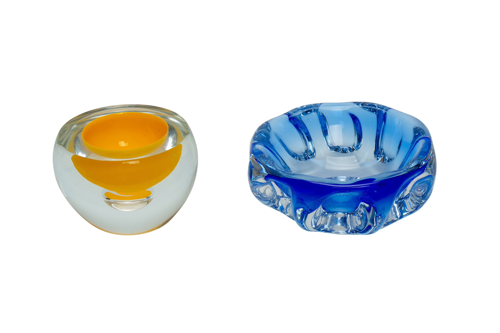 A GROUP OF FOUR STUDIO GLASS BOWLS AND CANDLE HOLDERS - Image 2 of 6