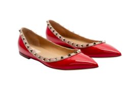 A PAIR OF VALENTINO PATENT ROCKSTUD BALLET FLATS EU 40