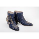 A PAIR OF CHLOE 'SUSANNA' NAVY ANKLE BOOTS EU36