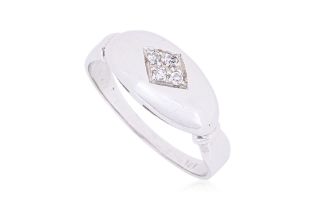 A WHITE GOLD AND DIAMOND RING