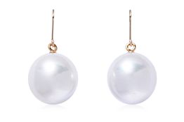 A PAIR OF OFF ROUND CULTURED SOUTH SEA PEARL DROP EARRINGS