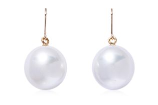A PAIR OF OFF ROUND CULTURED SOUTH SEA PEARL DROP EARRINGS