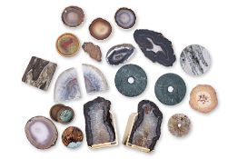 A LARGE GROUP OF ASSORTED AGATE, STONE AND OTHER OBJECTS