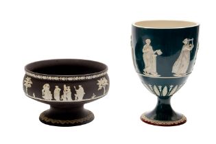 A WEDGWOOD CREAMWARE URN AND A BLACK JASPER PEDESTAL BOWL