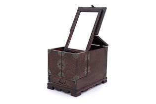 AN ORIENTAL BRASS BOUND ELM JEWELLERY / VANITY BOX