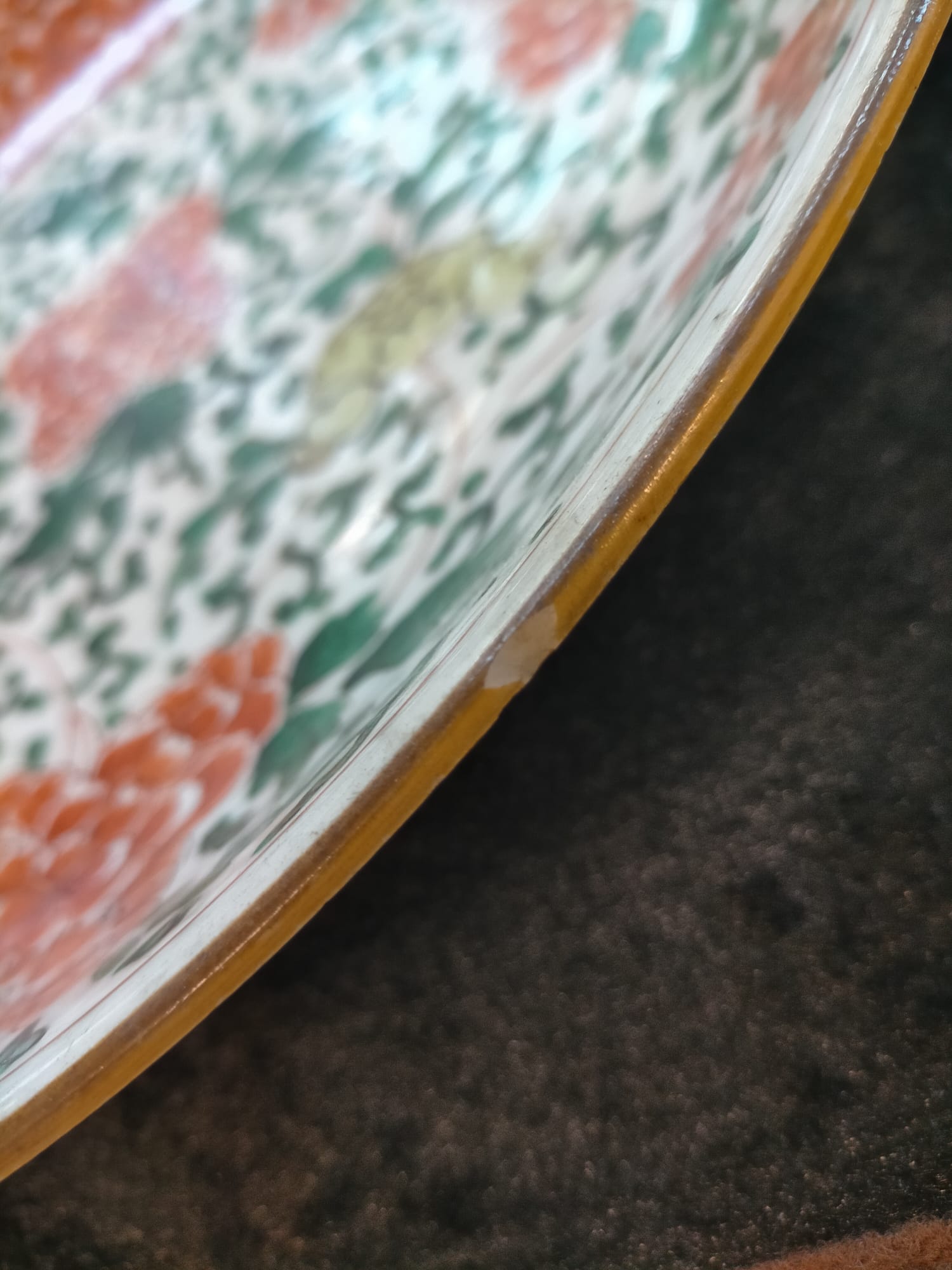 A LARGE FAMILLE VERTE 'PEONY' PORCELAIN DISH - Image 4 of 6