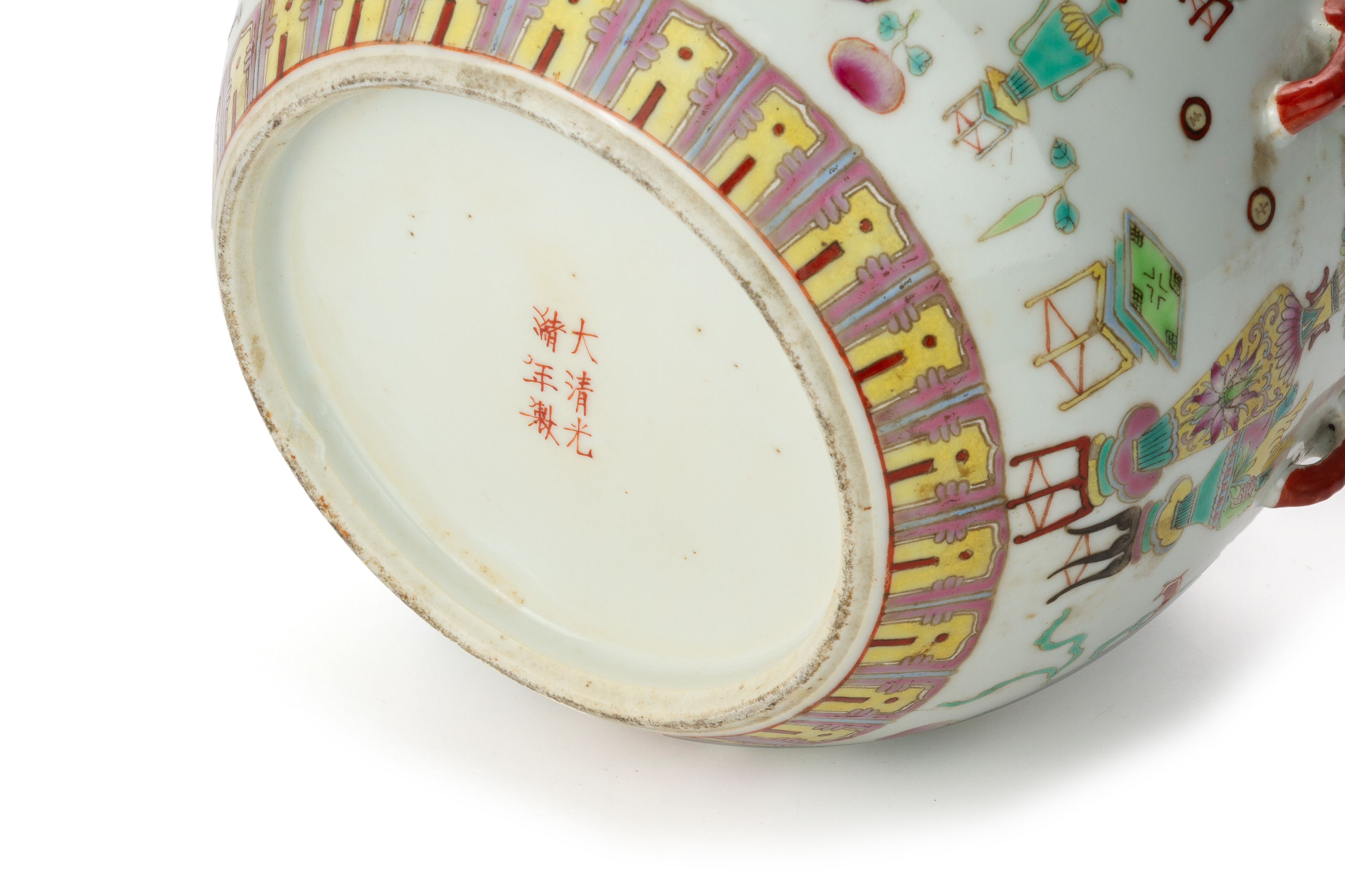 A FAMILLE ROSE 'HUNDRED ANTIQUES' PATTERN BOWL AND COVER - Image 3 of 4